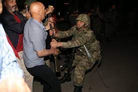 250 şehit verdiğimiz kanlı darbe girişimine 'kontrollü' diyen chp liderinin o geceye ait yeni fotoğrafı ortaya çıktı. Turkiye Nin En Uzun Gecesi Fotograflarla 15 Temmuz