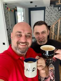 Dziś mam dla Was ciekawostkę przyrodniczą. Widzicie drzewa za mną? To  ambrowce gumball. Drzewa posadziłem w tym roku , więc nie są jeszcze bardzo  mocno zakorzenione, za to są jedynymi na osiedlu