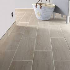 Du Carrelage Effet Parquet En Bois Blond Pour Plus De Douceur Carrelage Interieur Carrelage Sol Carrelage Imitation Bois