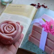 Dengan memanfaatkan sabun batang kamu bisa membuat hiasan rumah sendiri. Manjakan Mata Dan Kulit Dengan 10 Rekomendasi Sabun Bunga Yang Cantik Dan Wangi Pilihan Bp Guide 2018