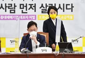 류호정 정의당 의원(왼쪽), 방탄소년단 정국/ 사진=류 의원 페이스북. ë¥˜í˜¸ì • íƒ€íˆ¬ë²•ì•ˆ í™ë³´ì— Bts ì´ìš© ë¹„íŒì— ê³µê°œì‚¬ê³¼ í•œê²½ë‹·ì»´
