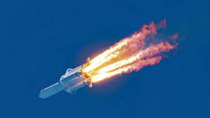 Un cohete es un vehículo, aeronave o nave espacial que obtiene su empuje por la reacción de la expulsión rápida de gases de combustión desde un motor cohete. 1bimlmrdf4 Lam