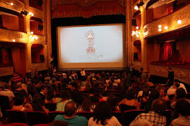 • programul cinematografelor din romania (31 de orașe) • lista filmelor ce vor fi în curând la cinema • detalii despre fiecare film. Interpretare Vis In Care Esti La Cinema Sa Te Uiti La Un Film Dreamgeek Ro