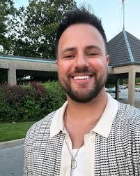 Steven Bott's Instagram, Twitter & Facebook