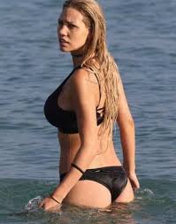 Ο άντρας της είναι ο δημήτρης κουσαθάνας από τη μύκονο. Otan H Sasa Mpasta Edine Odhgies Gia Stomatiko Kai Gkremize To Internet Video Onsports Gr