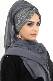 Modeli S Antracitovym Vechernim Platkom Sal Guzel Turban Siyah Abiye