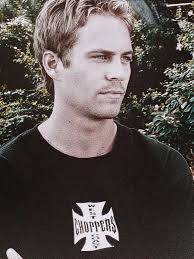 Bryan Oconner Con Playera Negra Y Converse