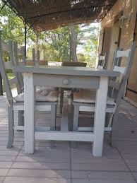 Table Et 6 Chaises Peinte En Gris Et Blanc Directement Sur Le Vernis Sans Poncer Et Pour Que Ca Resiste A L Exterieur J A Table En Pin Chaise Peinte Table Bois