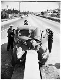 35 Incredible Photos That Capture Traffic Accidents Of California From The 1950s Photo Car Crash Car Insurance