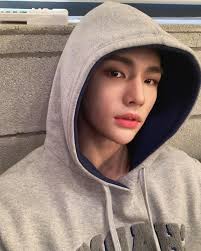 Hwanghyunjin Straykids Handsome Hyunjin Dancer Rapper Selfie Pretty Hoodie Artist Selca Hwang Eboy Idol Cuteskz Hyunjin Sh In 2020 Stray Kids Handsome