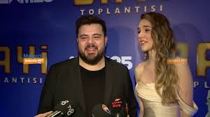 Farah zeynep abdullah'ın eğitimine devam etmek için londra'ya dönmesi, eser yenenler'le ilişkisinin sonunu getirdi. Eser Yenenler Bebek Bakamazsa Berfu Yenenler Anne Olmak Zor Youtube