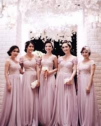 Namun, desain atau model baju kebaya saat ini yang modern semakin digemari anak muda. 30 Model Kebaya Bridesmaid Hijab Inspirasi Modern Contoh