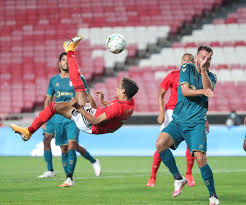 Darwin deu de cabeça para everton, que entrou na área. Benfica Braga Jogo Preparacao 19 Terceiroanel Blog