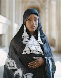 صحراء الجزائر الكبرى ‎#تسغنست او الملحفة الصحراوية 🇩🇿 ‎هو لباس تراثي عريق  جمع بين العديد من المدن الصحراوية الجزائرية 🇩🇿 ‎وهو اللباس الذي يشتهر ‎  به العديد من المناطق في الجنوب الجزائري،