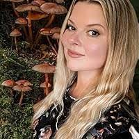 Thalia Walls's Instagram, Twitter & Facebook