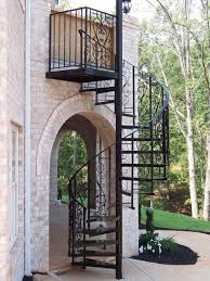 Un Escalier Exterieur En Colimacon Metallique Avec Des Ornements Escalier En Colimacon Escalier Exterieur Escalier Exterieur Bois
