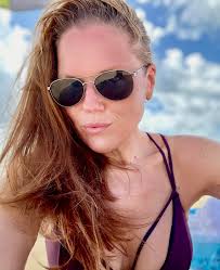 A couple of vanity shots (more substance pics later, if you've got a thirst  for beach pics I promise they're coming 🤩). Pic 1