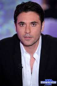 أحمد مكي هو ممثل، ومخرج، ومؤلف ومغني راب مصري.بدأ مسيرته الفنية عام 2001 بعد تخرجه من معهد السينما وشارك في العديد من الأفلام والمسلسلات، ونال أول بطولة مفردة له عام 2008 في فيلم إتش دبور ثم شارك مع دنيا سمير غانم، وأحمد. Ø£Ø­Ù…Ø¯ Ø¹Ø² Ahmed Ezz Ø§Ù„Ø³ÙŠØ±Ø© Ø§Ù„Ø°Ø§ØªÙŠØ© Ù…Ø¹Ù„ÙˆÙ…Ø§Øª Ù‚ØµØ© Ø­ÙŠØ§Ø© ÙˆÙŠÙƒÙŠØ¨ÙŠØ¯ÙŠØ§