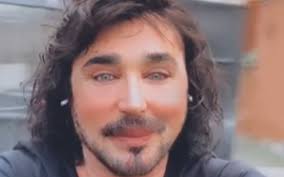 Debutta nel mondo della musica a soli ventuno anni nel 1983. Jltxofzsj9 Nlm