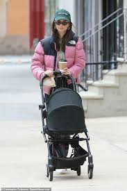 Jun 09, 2021 · ihre fans sind empört darüber, wie emily ratajkowski ihr drei monate altes baby hält. Emily Ratajkowski Takes Baby Sylvester For A Walk In New York City Alongside Husband Sebastian Bear Mcclard Oltnews