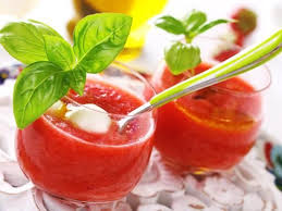 Soupe Froide De Tomates Au Basilic Et Billes De Mozzarella Recette Recette Soupe Recettes De Cuisine Soupe Froide Tomate