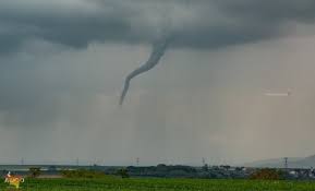 Tornade (phénomène météorologique) — tornade pour les articles. Photos Un Debut De Tornade Photographie Pres De Nancy Le Phenomene Est Il Dangereux Lorraine Actu