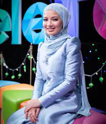 Anugerah meletop era (ame) 2020 yang dijadualkan pada 20 april ini bakal berlangsung di axiata arena, bukit jalil. Innai Red On The Eve Of Syawal Neelofa Was Clad In Facebook