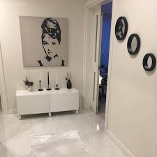 Bu yeni inşa edilmiş (ancak eski görünümlü) kır evinde, yukarı ve aşağıinişli merdiven alçak tavanlı bir girişi tercih edebilirsiniz. Antre Dekorasyonu Yapilirken Dikkat Edilecekler 28 Ev Gezmesi