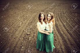 Jan 22, 2018 · fotos de latinas hermosas con buen cuerpo. Dos Muchachas Bonitas Que Llevan A Cabo Las Manos En El Campo De Color Marron Fotos Retratos Imagenes Y Fotografia De Archivo Libres De Derecho Image 47270305
