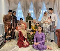 Akibat berlakunya perpecahan dalam keluarga membuatkan beliau telah dibesarkan oleh datuk dan nenek beliau. Comelnya Cucu Arwah Iron Lady Datuk Maznah Hamid Sedondon Baju Raya Dengan Mummy Daddy Nona
