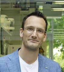 1 Article type: Editorial From Responsive Molecules to Interactive  Materials Arri Priimagi* and Stefan Hecht* Prof. A. Priimagi