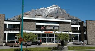 Hotel with 2 restaurants, near banff centre for arts and creativity. Banff Voyager Inn Bc Golf Safaris