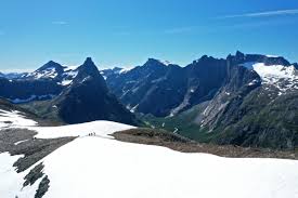 Classed as a moderate hike, the last part is steep and a chained section to hang on for grip. Isfjorden Tur Over Romsdalseggen