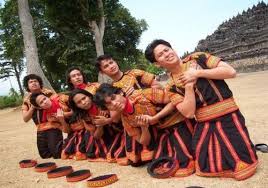 Pola lantai garis lengkung dapat juga dijumpai pada tari randai dari minangkabau. Macam Macam Pola Lantai Dalam Tarian Daerah Serta Contohnya Semua Halaman Kids