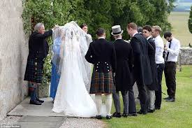 Official facebook fan page for british actor rose leslie. Kit Harington And Rose Leslie Wedding Bride Arrives In Lace Gown Daily Mail Online