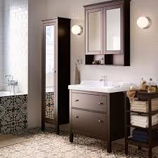 Pour offrir le meilleur confort possible a vos convives optez pour des chaises de salle a manger de qualite. Salle De Bain Marron Une Idee Deco Contemporaine A Decouvrir Meuble Lavabo Hemnes Ikea Hemnes