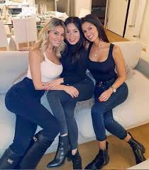 «per lavorare si veste da apericena. Diletta Leotta Foto Bollente Con Le Amiche Su Instagram I Fan Impazziscono