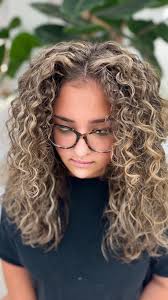 #curlyhair #rëzocut #curlycut #drycut #blondhair #highlights #rëzolites  #haircolor