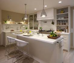 El resto de la cocina está integrada por un frente los armarios laminados en blanco con iluminación en la parte baja dotan a esta cocina de un halo de luz muy especial. Cocinas Con Isla 10 Disenos Maravillosos Homify Islas De Cocina Diseno De Cocina Decoracion De Cocina Moderna