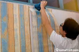 Cara pasang wallpaper dinding yang kedua: Ini Dia Biaya Jasa Pasang Wallpaper Rumah Gak Mahal Loh Rumah123 Com