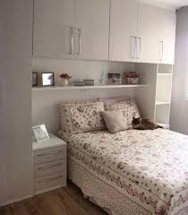 Bu sayede kalabalık ve dağınık görünen bir oda yerine düzenli ve derli toplu görünen bir odaya sahip olabilirsiniz. Kucuk Yatak Odasi Nasil Dekore Edilir Kadinev Com Yatak Odasi Yatak Odasi Ic Mekan Yatak