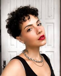 Cabelo curto cacheado: melhores cortes e penteados