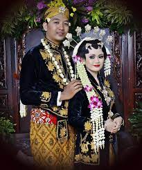 Lestarikan budaya nenek moyang demi kemajuan bangsakarena budaya & tradisi adalah suatu kekayaan yg wajib kita jaga dan lestarikanjangan lupa like share and. Model Baju Pengantin Tradisional Jawa Timur 853x1024 Model Baju Pengantin Tradisional Jawa Timur 853x1024 Pengantin Foto Pengantin Baju Pengantin