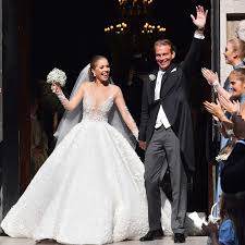 Da die etikettengröße jedoch von designer zu designer variiert, kann es sein, dass du eine. Victoria Swarovski Shitstorm Fur 800 000 Euro Brautkleid Gala De