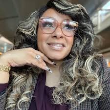 Momma.. I want to encourage you to level up through this pandemic with a  red lipstick! @maybelline Super Stay Link Voyager @shopdesignhers Earrings  #parenthood #girlmom #redlips #mommabear #mommyvlogger #mommylifestyle  #mompreneurlife #bossmomlife ...