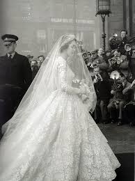 Jane Mcneill When She Married The Lord Of Dalkeith In 1953 In Edinburgh Alte Hochzeitsfotos Kleid Hochzeit Und Spitzen Hochzeiten