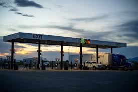 Low oil prices now ‘goal No. 1’ in Iran war, Vance says, as U.S. threatens new economic pressure