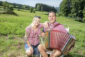 Bauer sucht frau hat schon viele glückliche paare und einige ehen hervorgebracht. Bauer Sucht Frau Auf Atv Hofwochen Bei Kandidat Philipp In Rehgraben Gussing