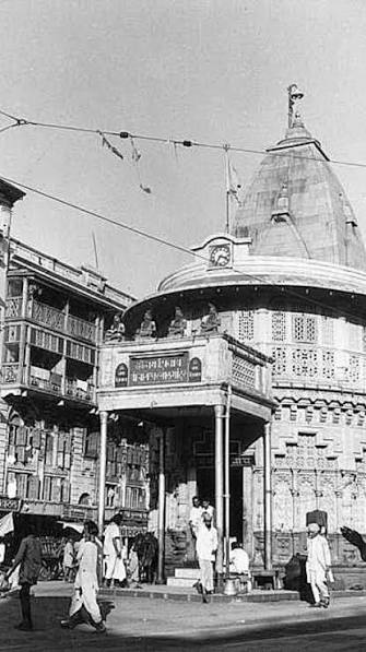 Village of Walkeshwar, Malabar Point, Bombay 1860s .Photograph with a view of the village surrounding the Walkeshwar Temple in Bombay . . . . SOURCE : OLDINDIANPHOTOS.COM . . . . #vintage #