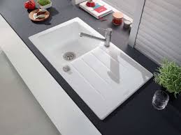 Kuchenspulen Material Welches Material Eignet Sich Fur Die Spule In Der Kuche Edelstahl Keramik Glas Granit Quarzkomposit Oder Naturstein Kuchenfinder Kuche Edelstahl Kuche Waschbecken Kuche Spulbecken